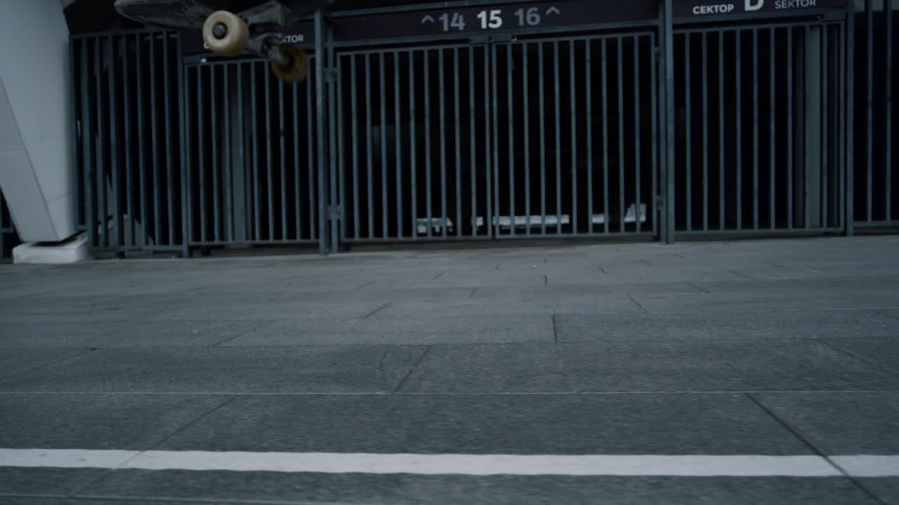 알 수 없는 스케이팅 선수가 야외에서 스케이팅을 하고 있습니다. 스포츠맨이 아침에 밖에서 스케이팅을 하고 있습니다.