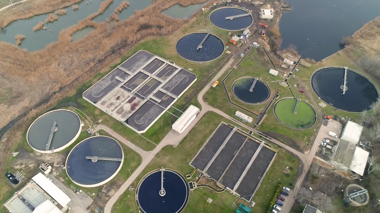 plantas de tratamiento de aguas residuales piscinas de separación de aguas residuais, lagos en la distancia