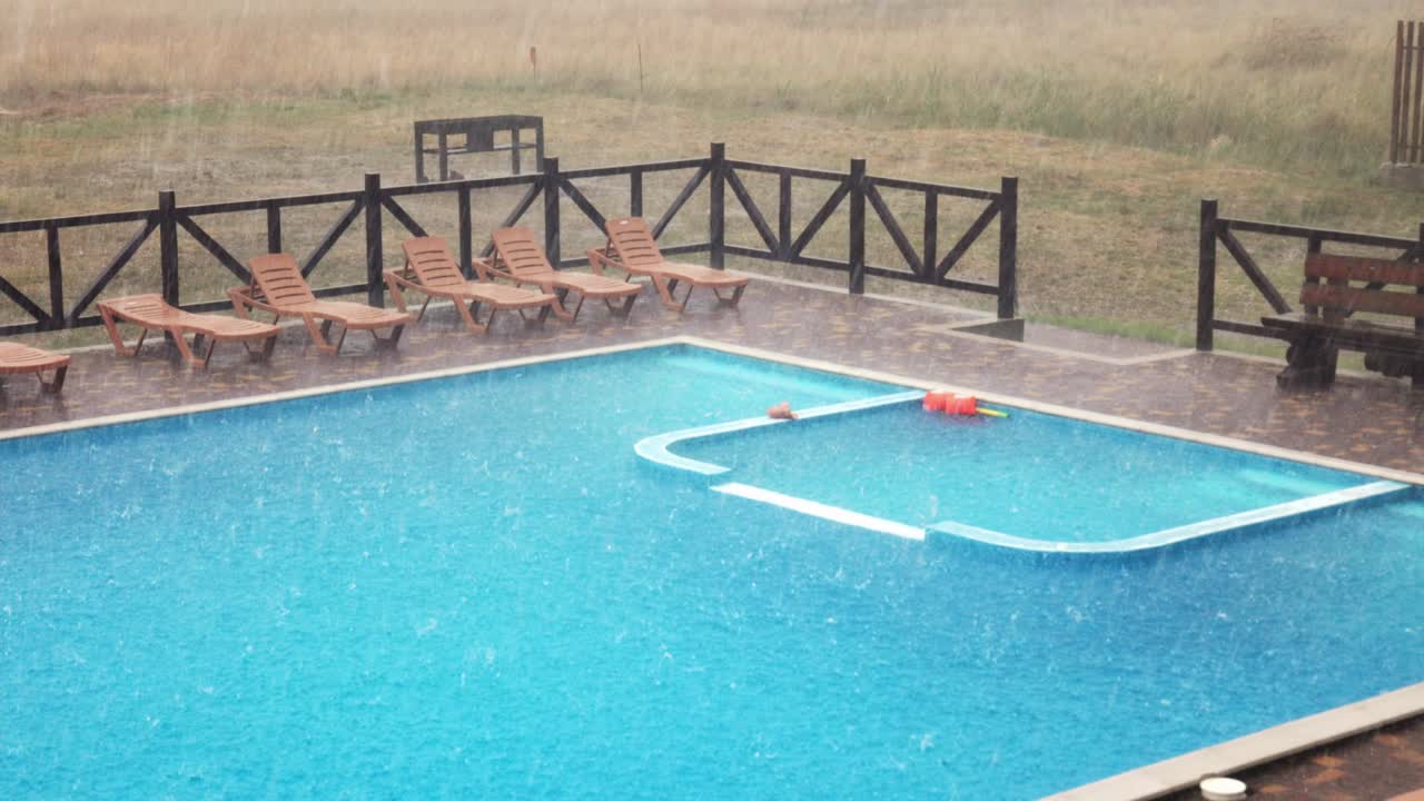 la lluvia y el viento estropean el clima de verano en el centro de vacaciones.