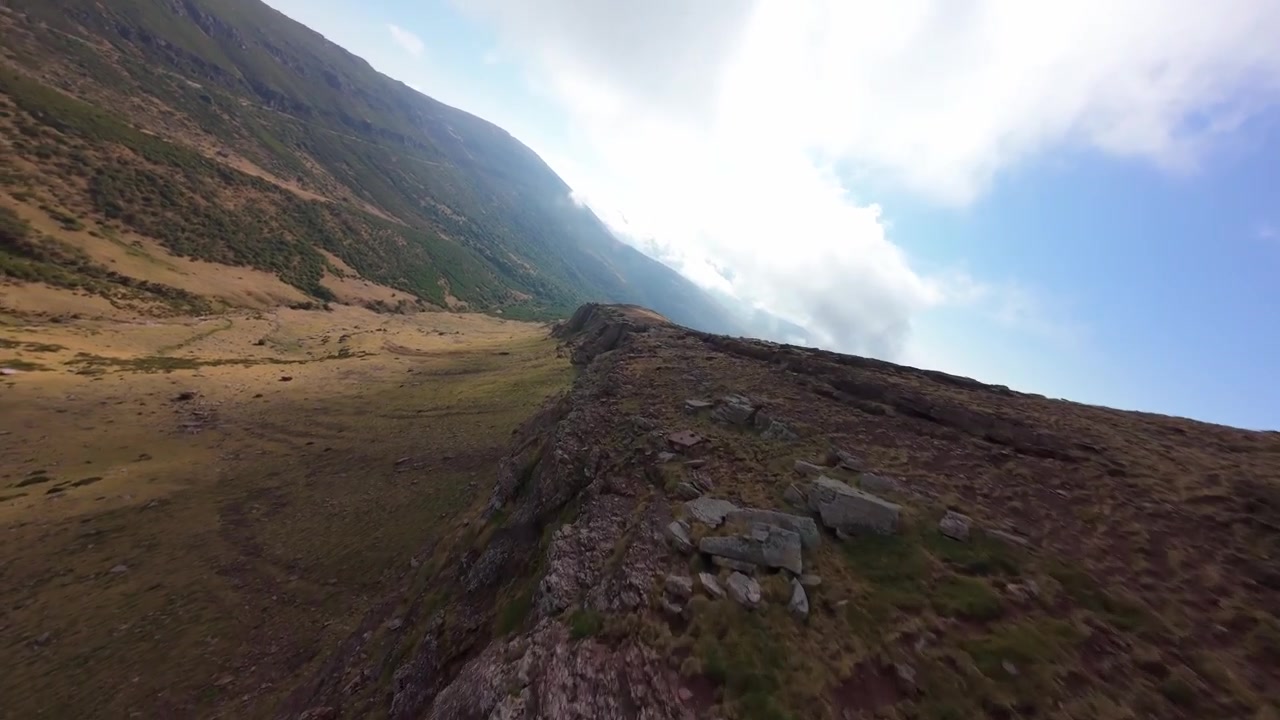 Ripresa aerea con drone mentre si scende lungo una montagna in Cantabria.