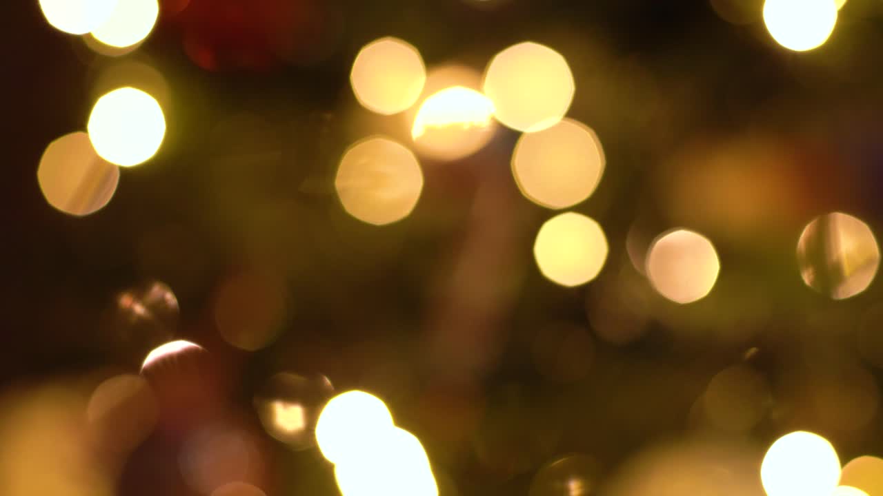 Árvore de Natal decorada com luzes festivas em ambiente interno, imagem com desfoque suave