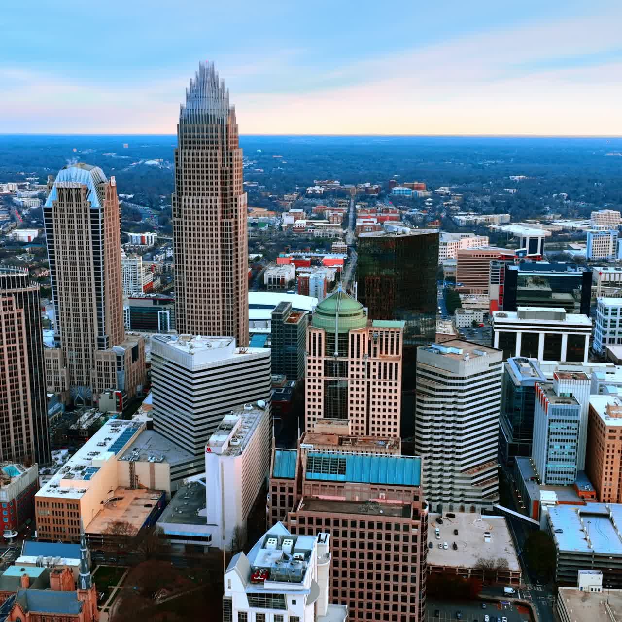 Amerikansk stadskärna med vackra höghus i centrum. Utsikt över Charlotte, North Carolina, USA uppifrån.