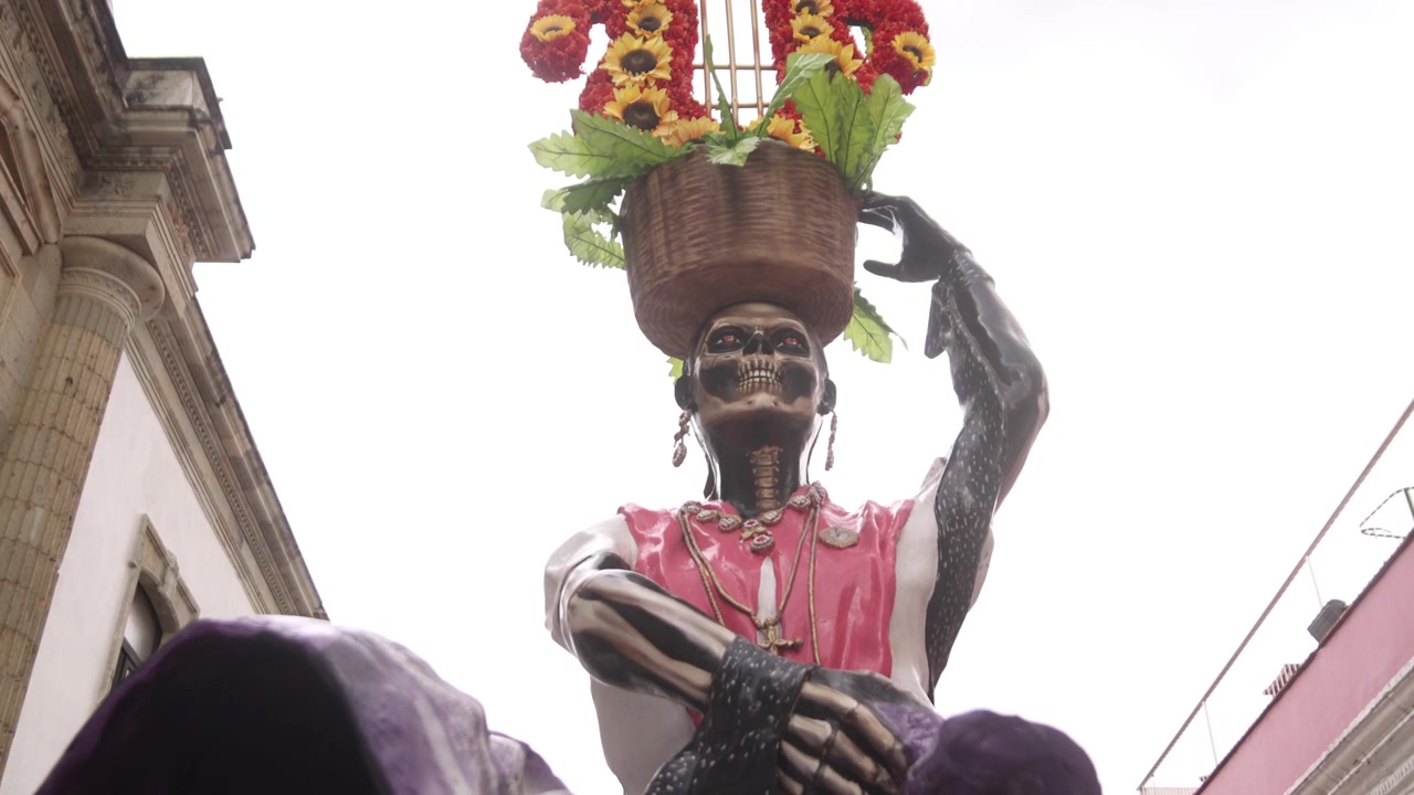 Desfile de carros alegóricos mexicanos representando a morte durante o Dia dos Mortos na cidade de Oaxaca, México.