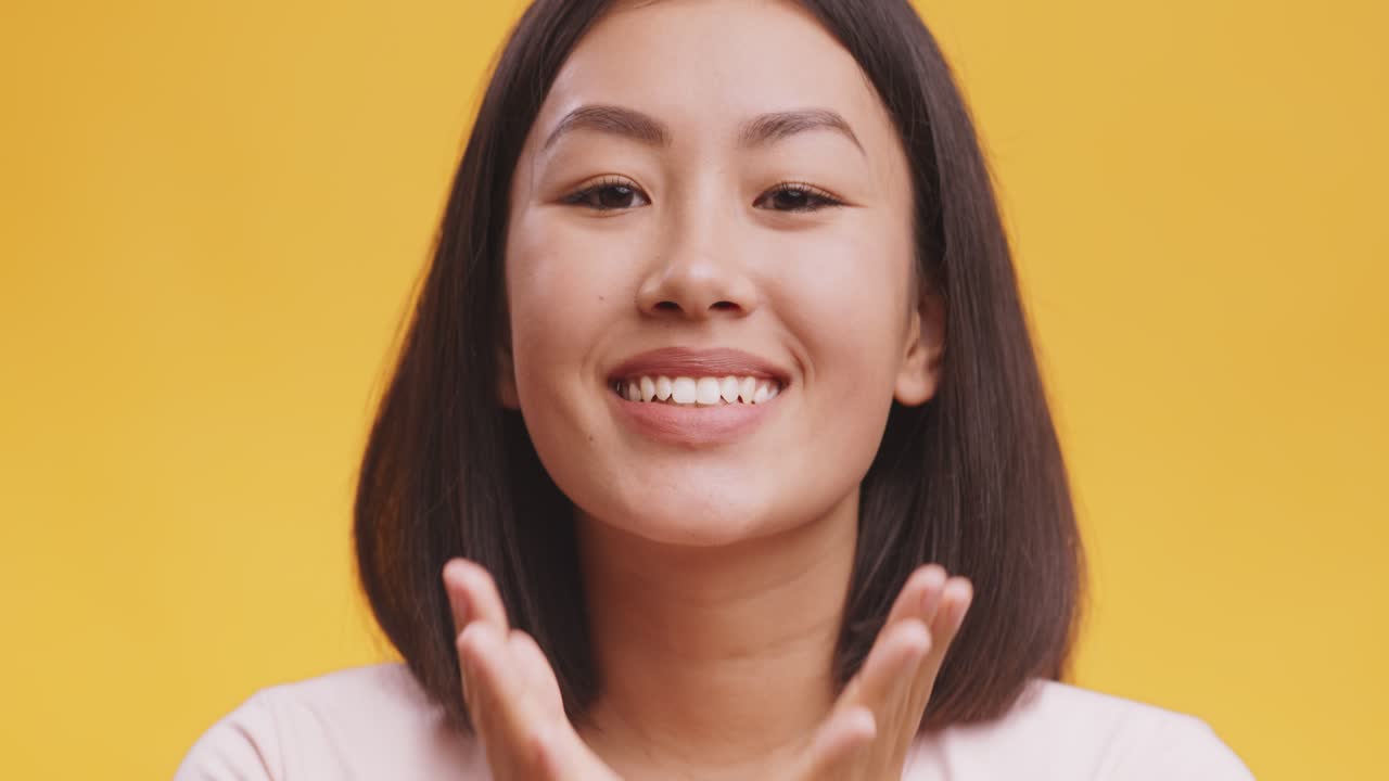 키스를 고 미소 짓는 여자