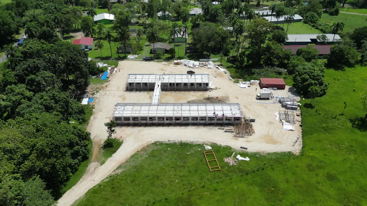 Veduta aerea di un edificio in costruzione nell'Honduras rurale tropicale, crescita delle infrastrutture pubbliche, sviluppo della comunità