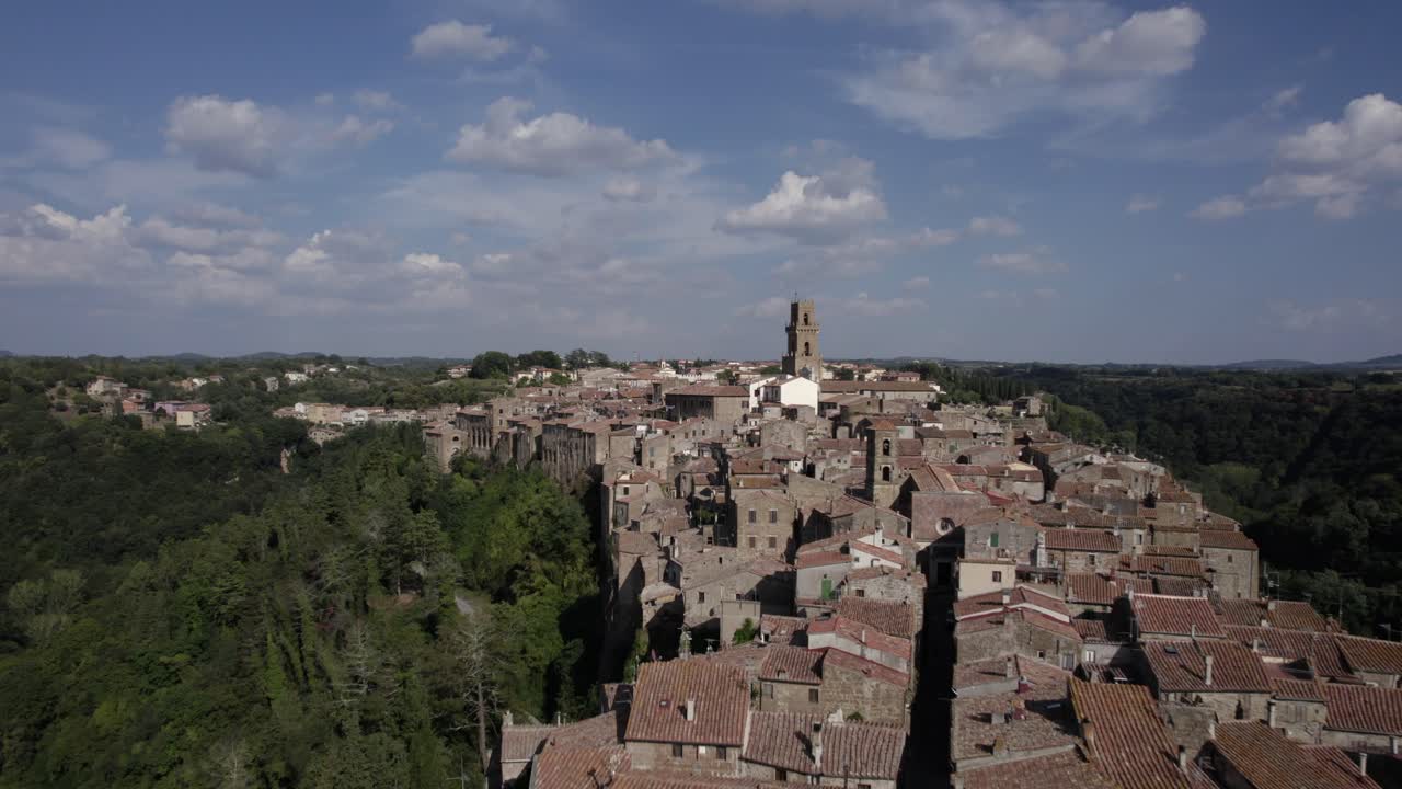 -toma: frontal vacío descriptivo -descripción: video de dron sobre el costado de pitigliano, italia -hora