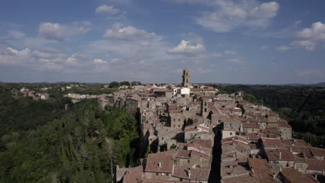 -Schuss:-Beschreibendes-Leeres-Frontal--Beschreibung:-Drohnenvideo-über-Der-Seite-Von-Pitigliano,-Italien--Stunde