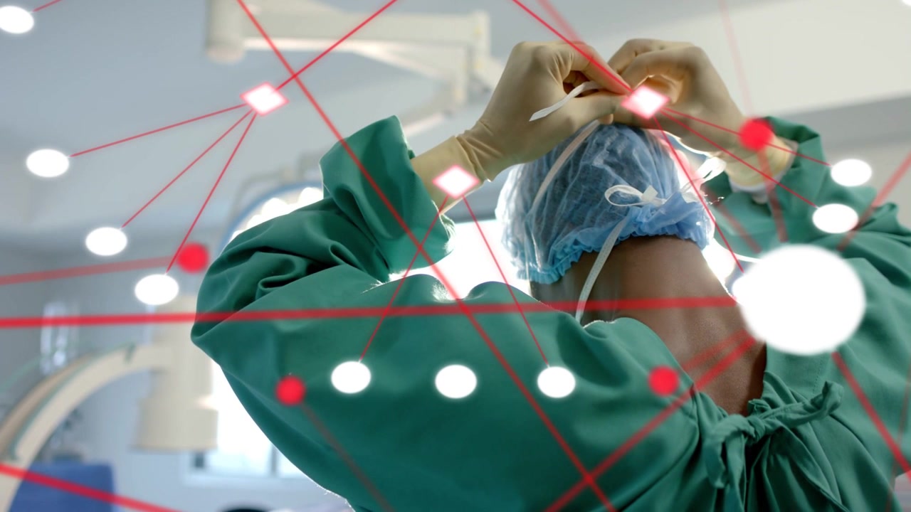 Chirurgo che alza le mani guantate e fissa il cinturino della cuffia per la preparazione pre-operatoria, con nodi animati che si intensificano sull'inquadratura.