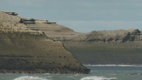 Acantilados-Sobre-El-Océano-En-La-Patagonia