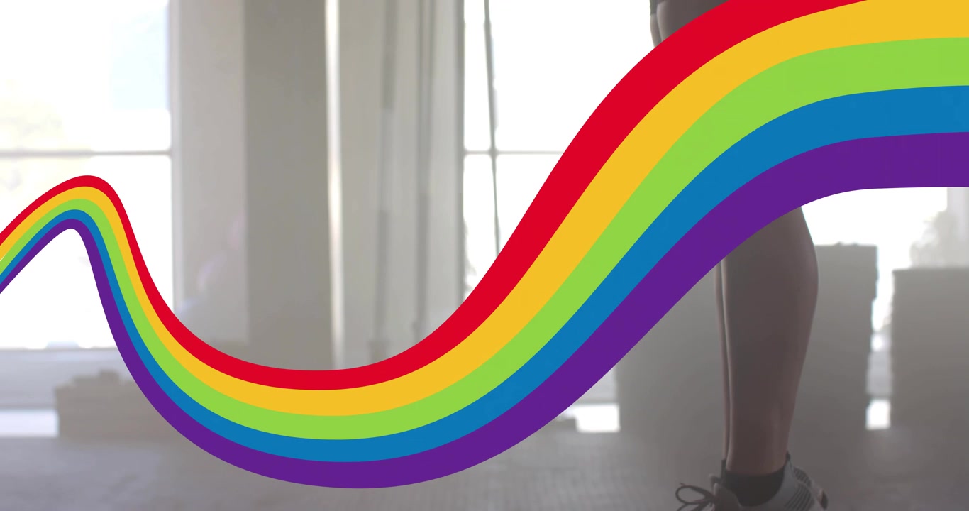Graphique arc-en-ciel balayant l'écran, entraîneur de fitness faisant de la corde à sauter sur le sol d'une salle de sport, stimulant le cardio.