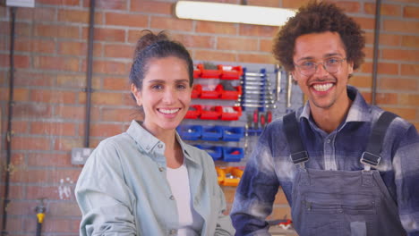 Retrato-De-Una-Pareja-Que-Dirige-Un-Negocio-En-Un-Taller-En-Casa-Restaurando-Y-Reciclando-Muebles