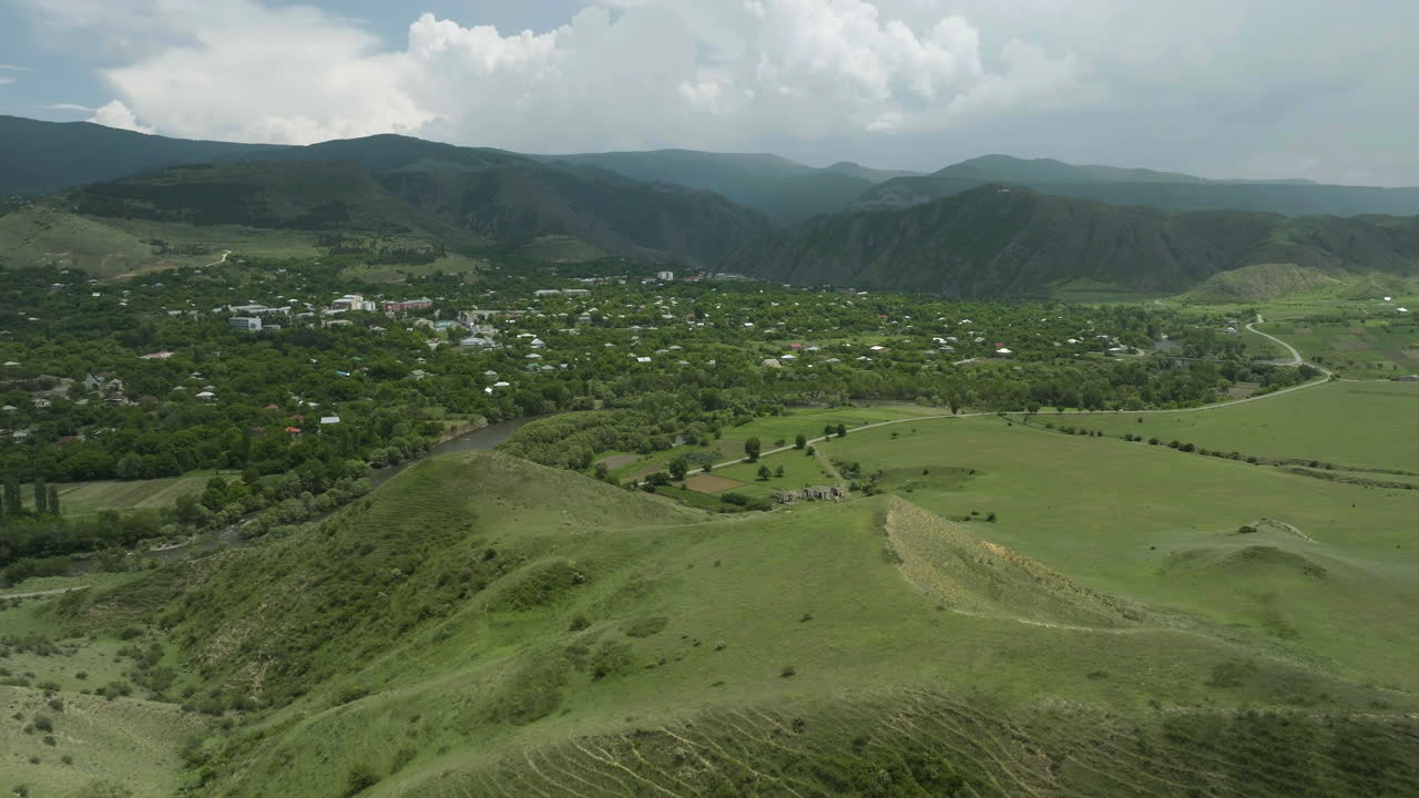 vista aérea del paisaje rural cerca de aspindza en el cáucaso menor, georgia