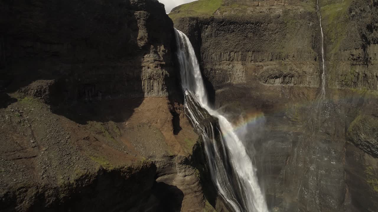 catarata islandesa con arco iris