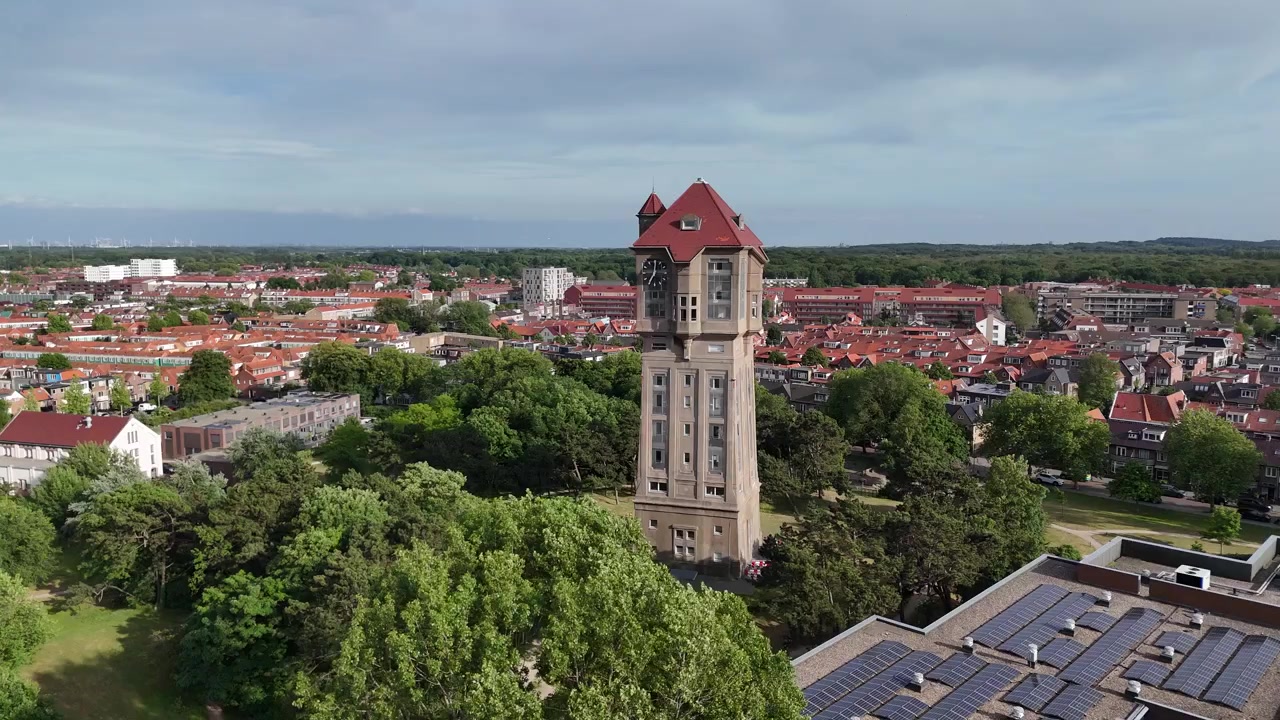 Luftcirkel, der afslører et landemærketårn i bymiljø.