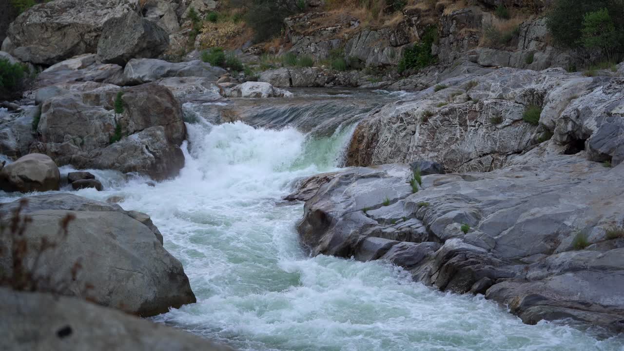 agua turbulenta en los rápidos de un río, agua blanca