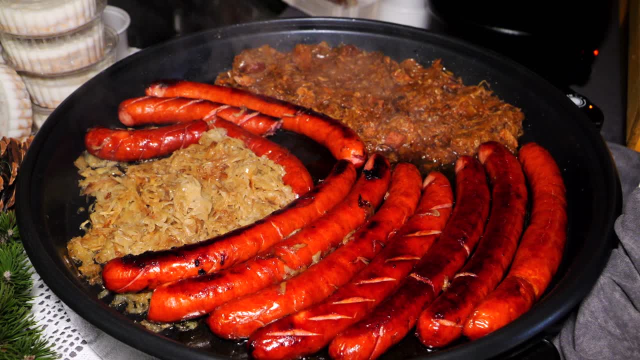 comida callejera. enlaces enteros de salchichas, cebollas y repollo fritos en una sartén