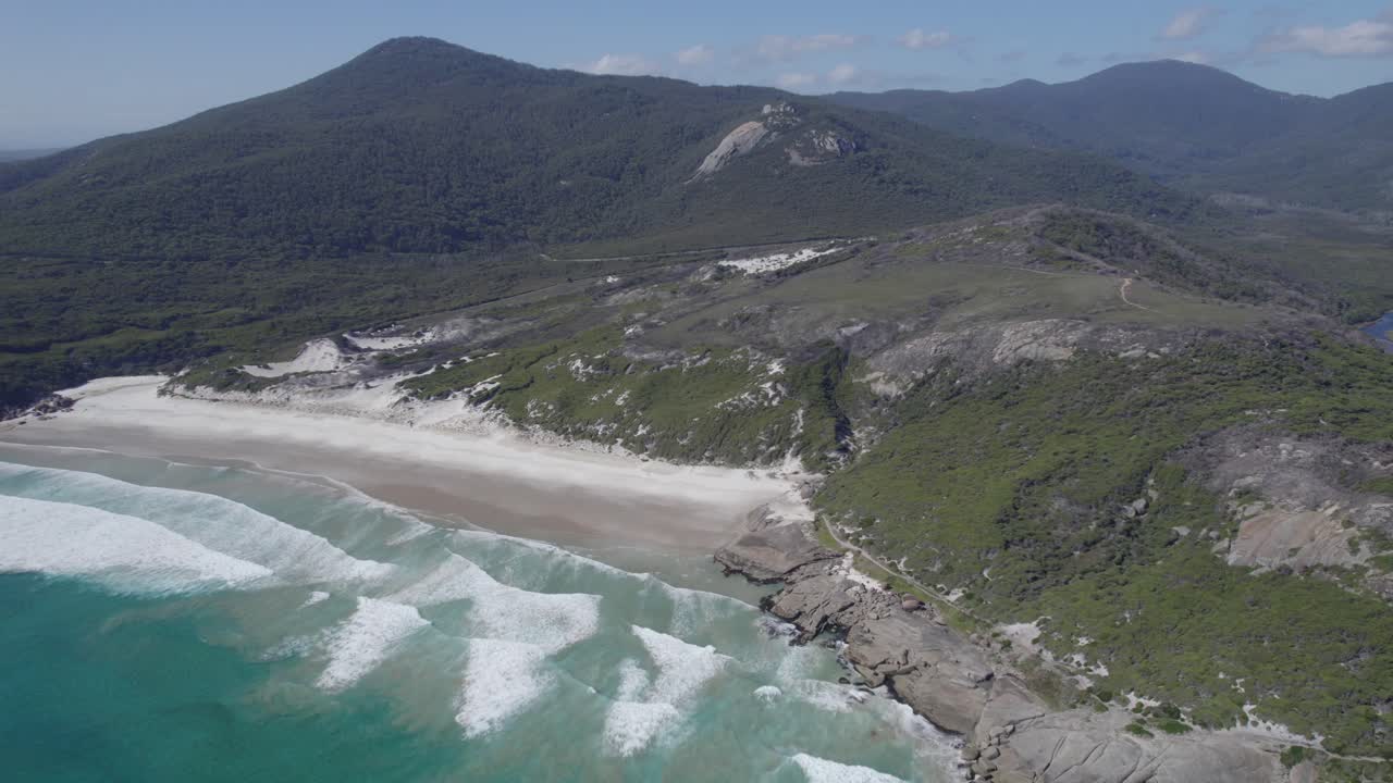 오스트레일리아의 윌슨스 프롬 (wilsons prom) 에서 거품 같은 파도와 터키색 물이 있는  ⁇ 거리는 해변 - 드론 촬영