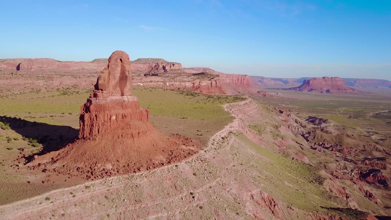 석양 2의 모뉴먼트 밸리 유타에 있는 암석 위의 아름다운 영감을 주는 공중
