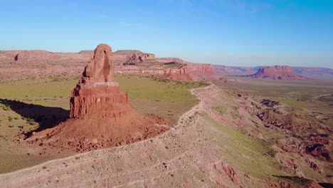 Schöne-Inspirierende-Luft-über-Felsformationen-Im-Monument-Valley-Utah-Bei-Sonnenuntergang-2