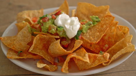 Mexikanische-Nachos-Tortilla-Chips-Mit-Jalapeno,-Guacamole,-Tomatensalsa-Und-Dip