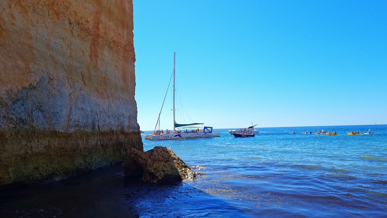 algas verdes en la superficie del agua y personas en kayak en un hermoso día de verano, benagil, portugal
