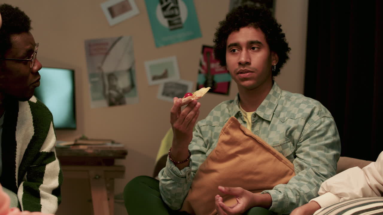 amigos en la reunión en casa