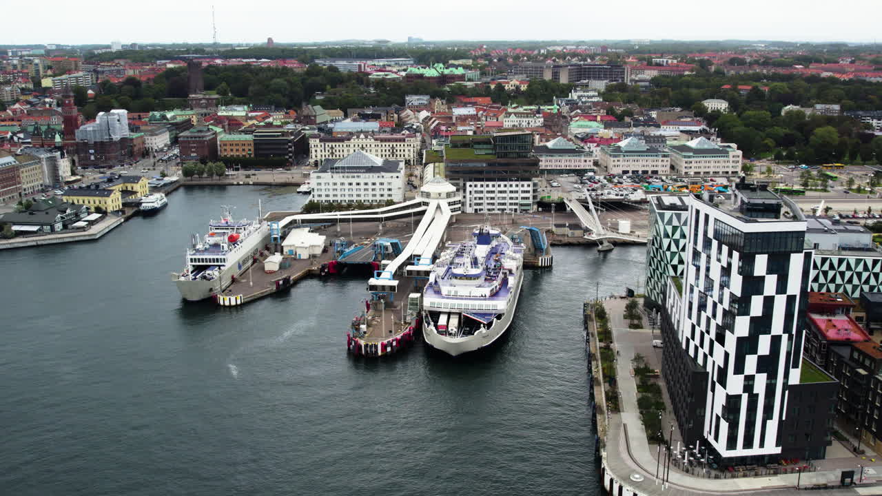Traghetto al terminal dei traghetti di Helsingborg, ripresa aerea di localizzazione