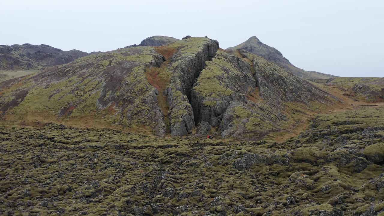 paisaje rocoso formado por actividad volcánica con superficie texturizada de la tierra