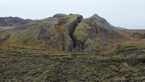 由火山活動形成的岩石風景,地表有質感