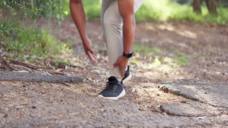 fitness, correr y dolor de tobillo con un hombre en el parque