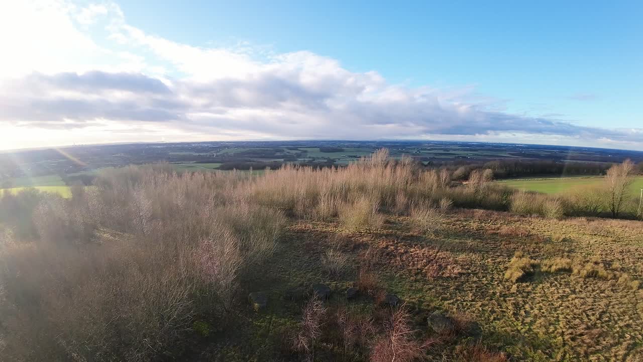 беспилотный летательный аппарат, пролетающий над маяком биллинг хилл в осеннем лесу на ферме ланкашира