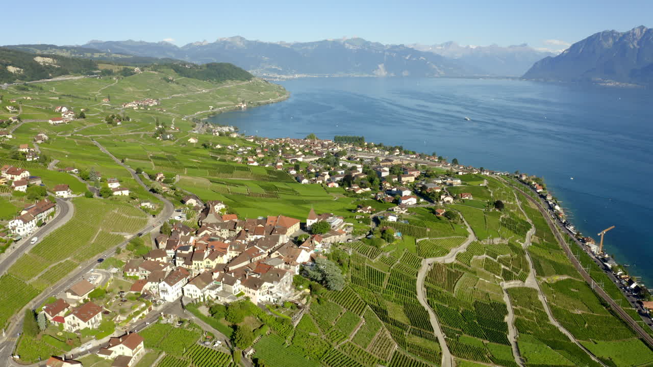 sobrevolando las terrazas de los viñedos de lavaux cerca de los pueblos de grandvaux y cully, con vistas al lago de ginebra en un día soleado en vaud, suiza - drone aéreo