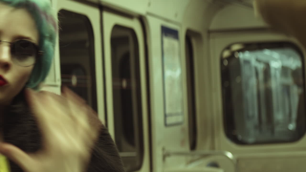 댄스 크루가 지하철에서 카메라에 보그 스타일을 춤추고 있습니다.