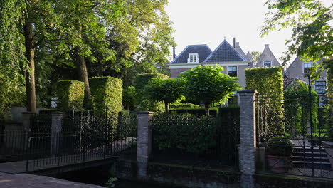 Edificio-Tradicional-Holandés-Cerca-Del-Puente-Vijverstraat-En-Park-Houtmansplantsoen-En-Gouda,-Países-Bajos