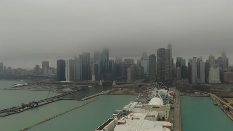 Navy-Pier-Chicago,-Illinois-Mit-Nebel-Und-Leichtem-Schnee.-Drohne-Fliegt-Herein