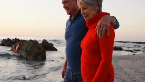 Pareja-Mayor-Caminando-De-La-Mano-En-La-Playa-4k