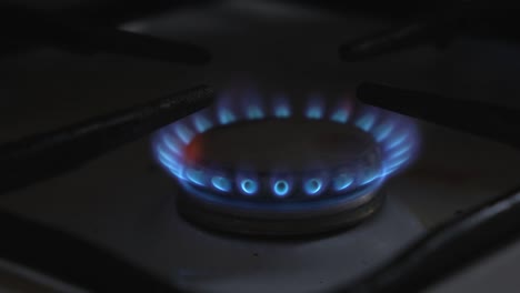 el gas se enciende en la estufa del horno de la cocina.