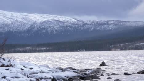 Nordischer-See-Und-Gefrorene-Landschaft-In-Hemavan-tarnaby,-In-Schweden---Low-Angle-Wide-Shot