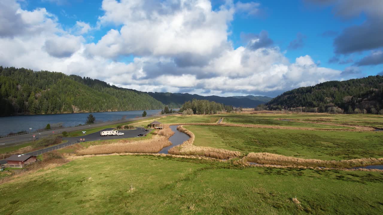disparo de dron aéreo de 4k que desciende de dean creek en reedsport, oregon