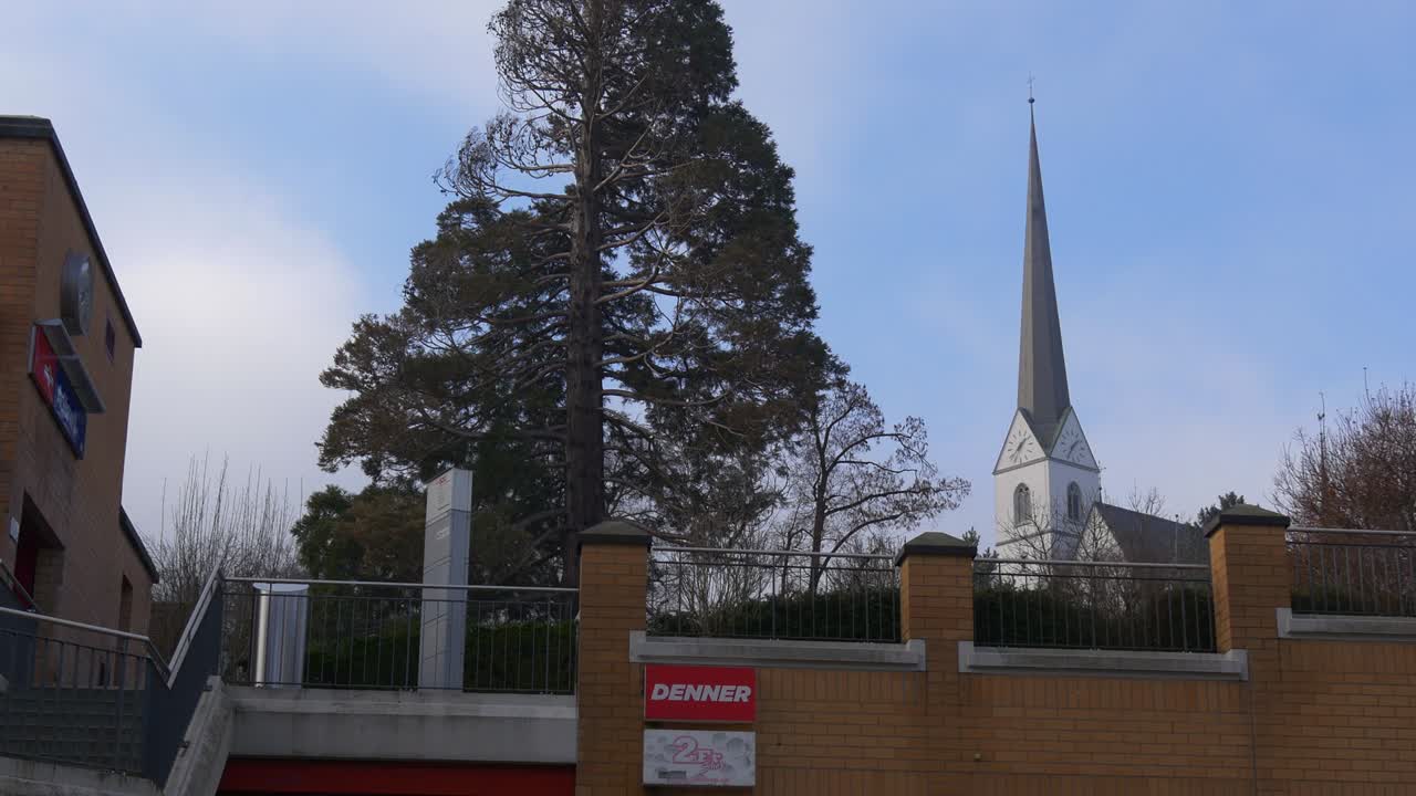 스위스 낮 시간 아들리스빌 시 (pfarramt dreifaltigkeit) 교회 파노라마 4k