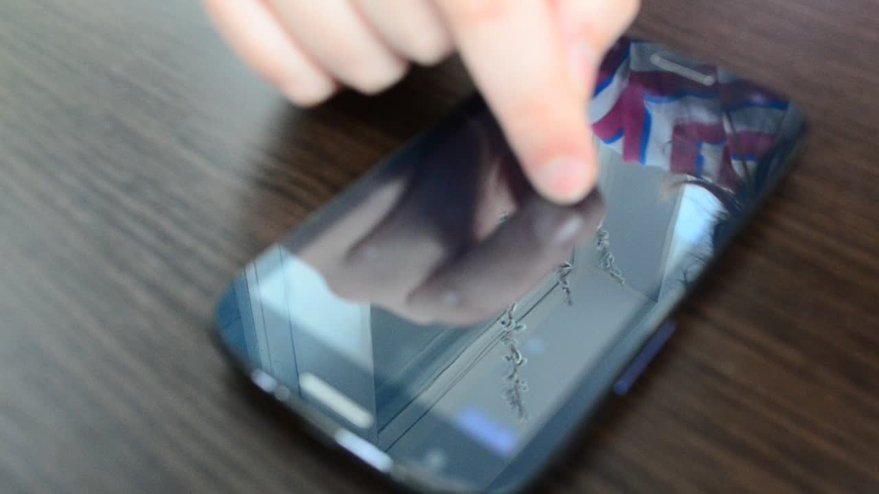 Lo smartphone tra le mani. Lo smartphone al lavoro