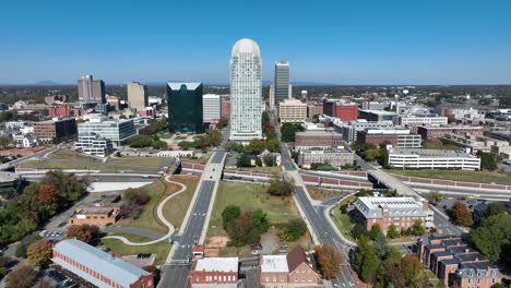 Winston-Salem,-Skyline-Von-North-Carolina-An-Einem-Herbsttag