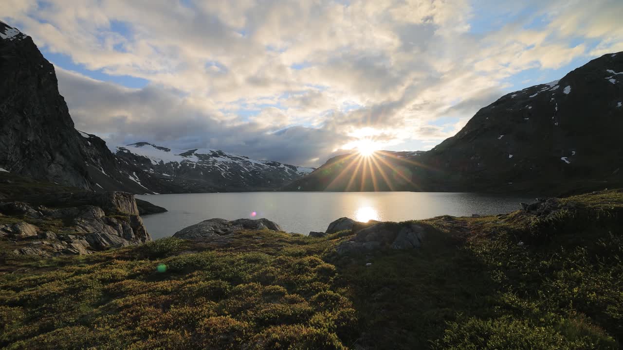 puesta de sol contra el telón de fondo de las montañas noruegas. hermosa naturaleza paisaje natural de noruega.