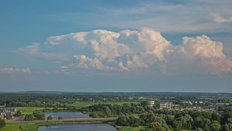 Statische-Aufnahme-Einer-Schönen,-Flauschigen-Weißen-Wolkenbewegung-über-Dem-Blauen-Himmel-Im-Zeitraffer