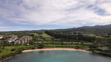 panorama aéreo de la bahía de napili, agua turquesa y playa de arena dorada en maui, ee.uu.