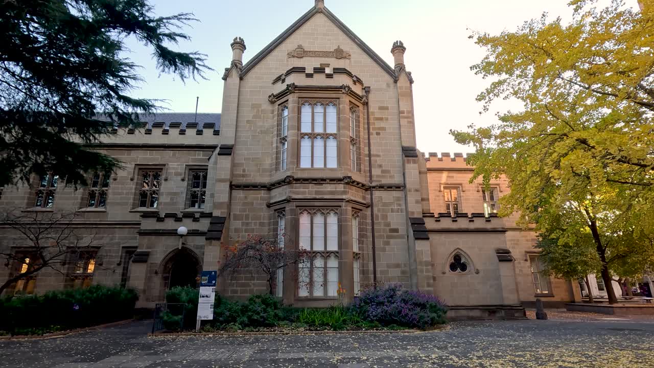 역사적인 건물 앞에 떨어지는 잎