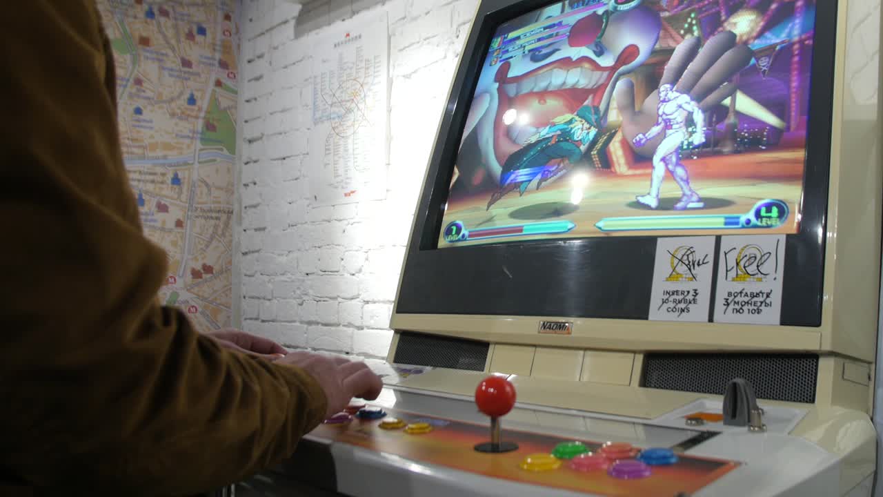 persona jugando un juego de arcade de la vieja escuela