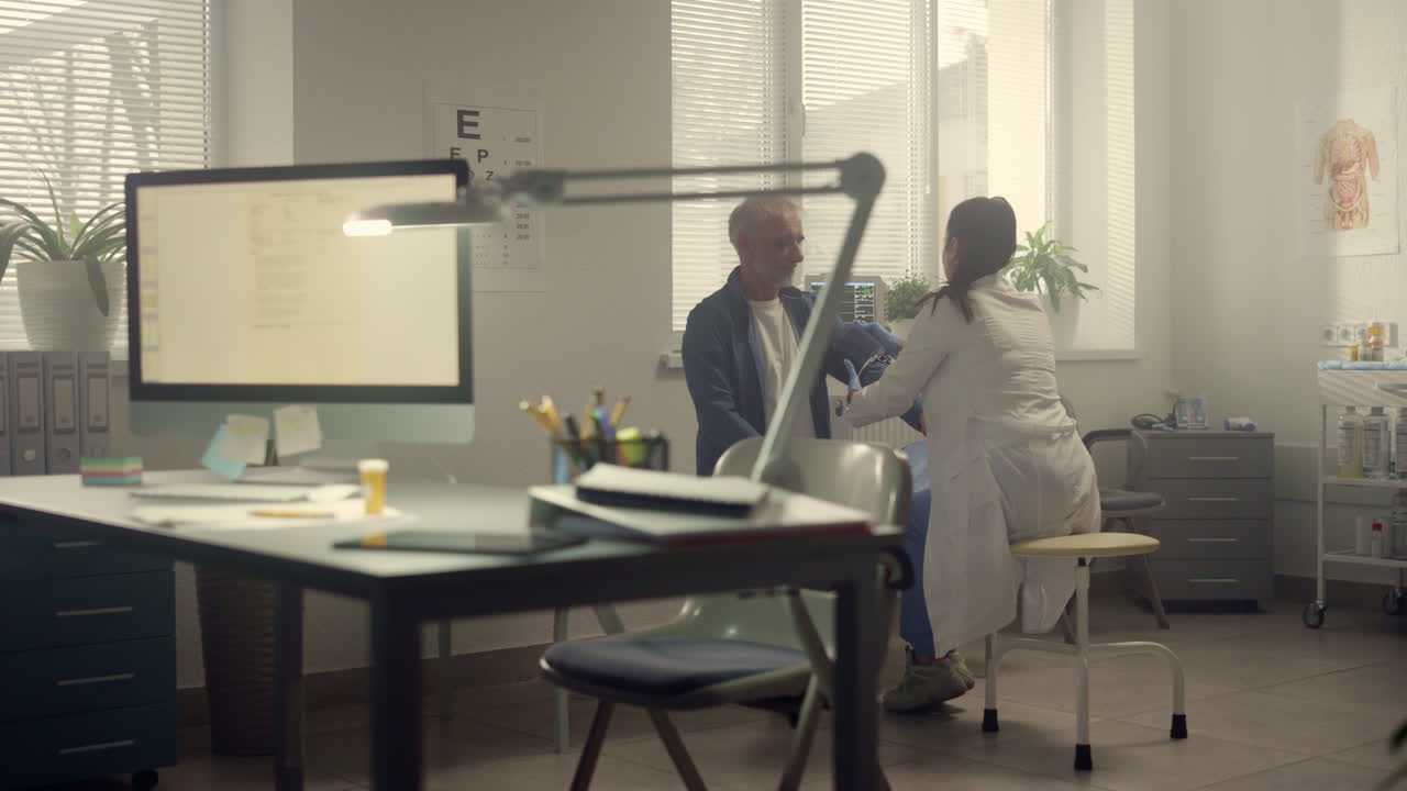 médico poniendo el brazalete midiendo la presión en el brazo del paciente anciano. concepto de atención médica.