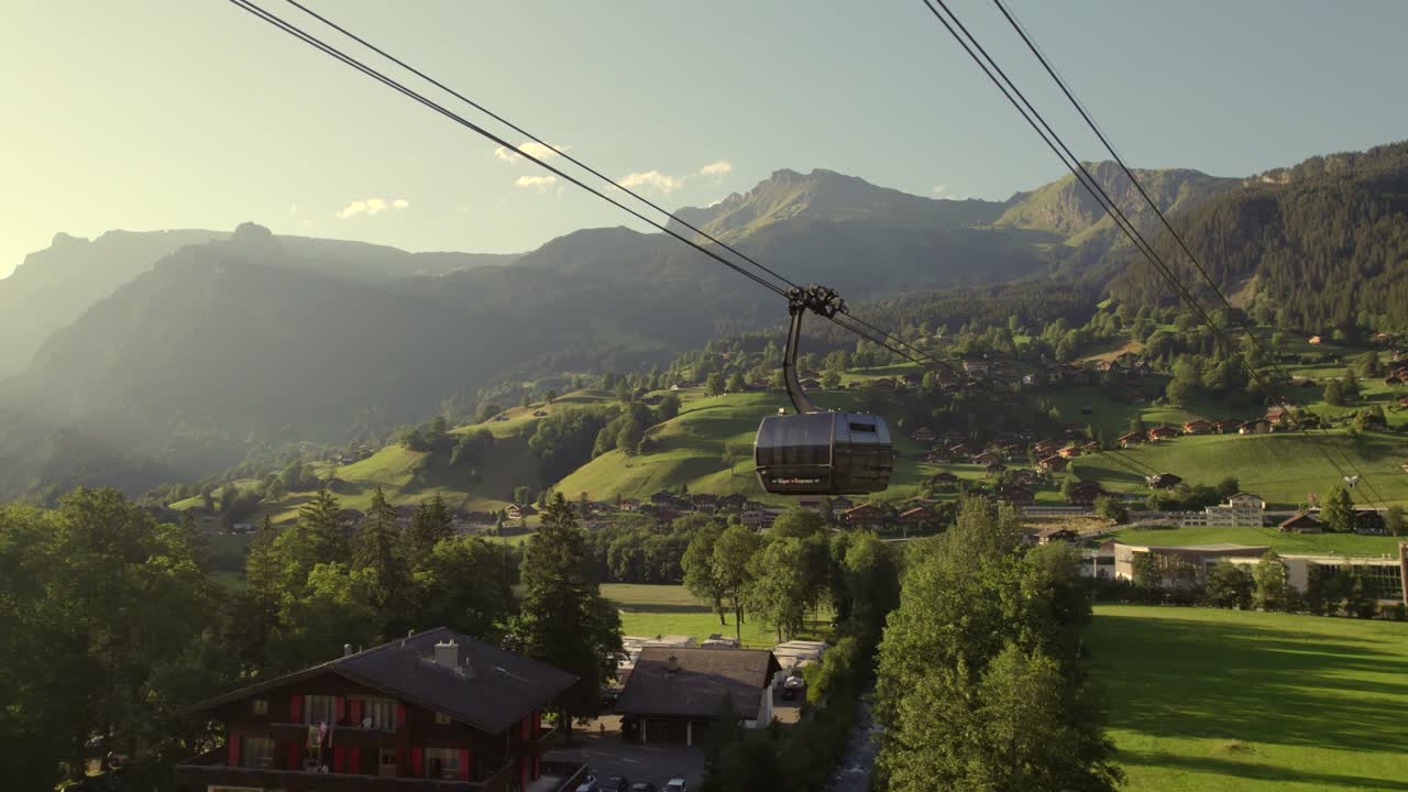 dolly de lado de izquierda a derecha con vista del atardecer de una cabina del sistema de coches tricable eiger express en grindelwald