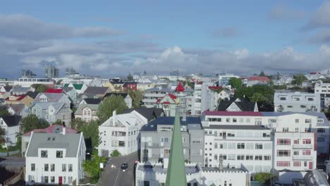 bajando frente a la casa de oración, iglesia luterana con cruz en el campanario, reykjavik